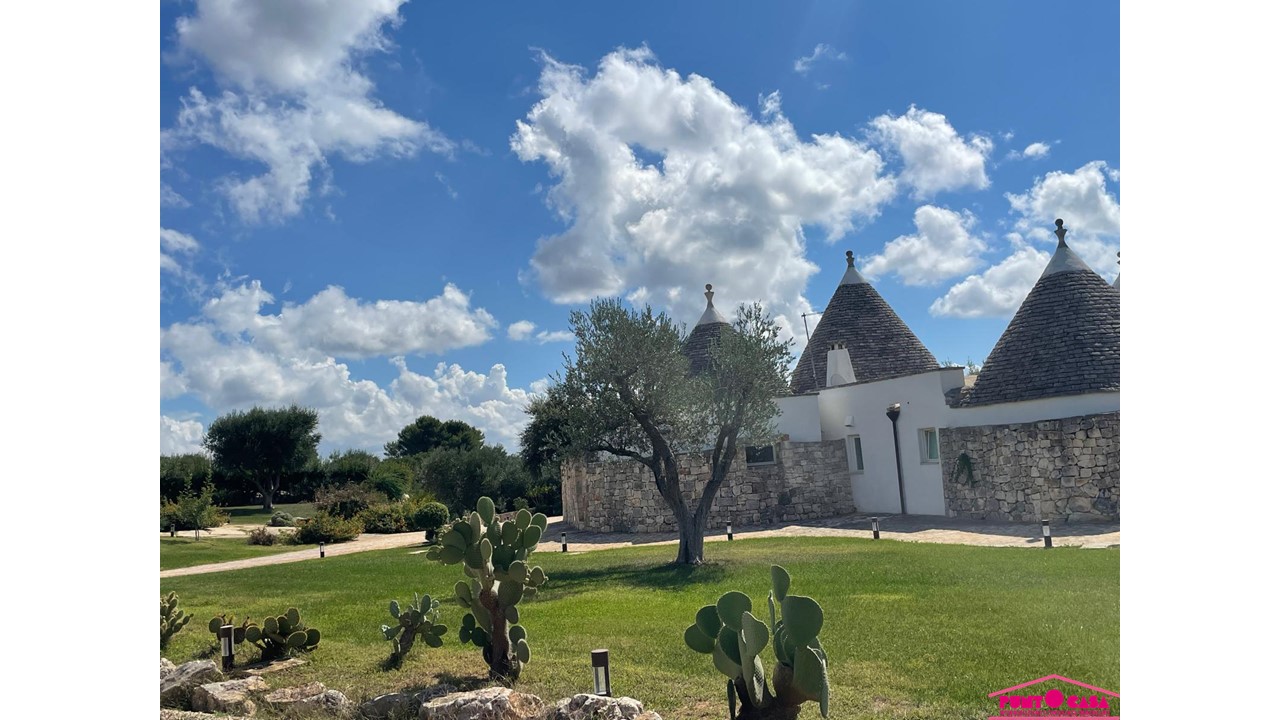 Complesso di Trulli con piscina